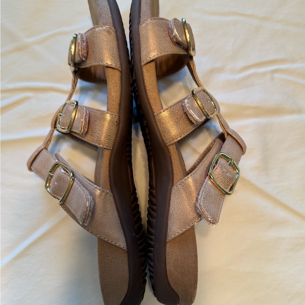 Vionic Misa Triple Strap Buckle Sandals in Metallic Rose Gold - Picture 5 of 7
